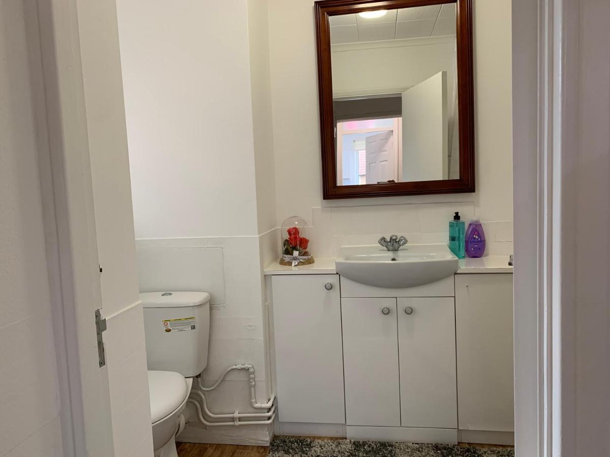 Apartment Spacious Excel 2 Bedrooms, Separate Reception, Kitchen, Full *