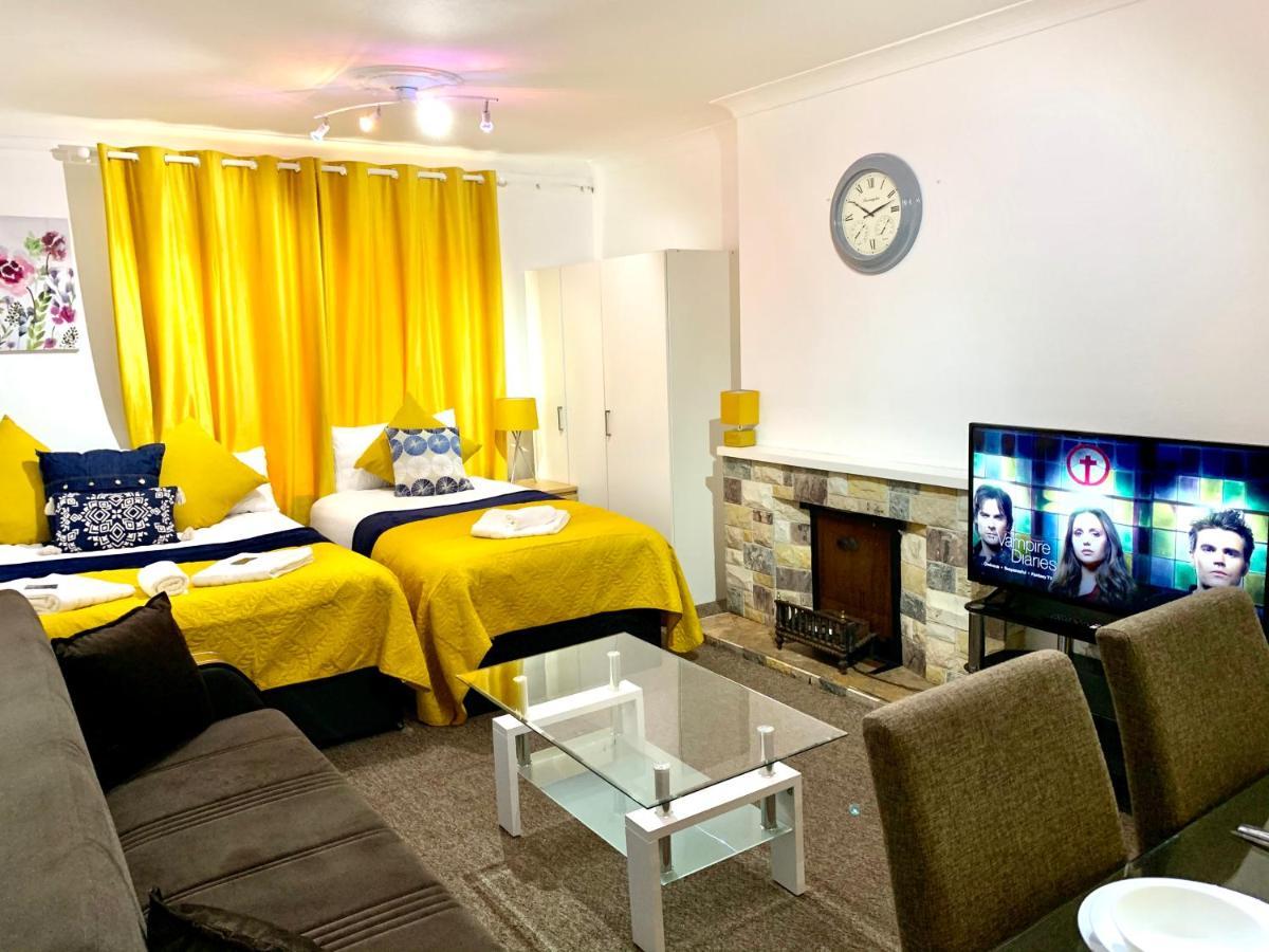 Apartment Spacious Excel 2 Bedrooms, Separate Reception, Kitchen, Full London