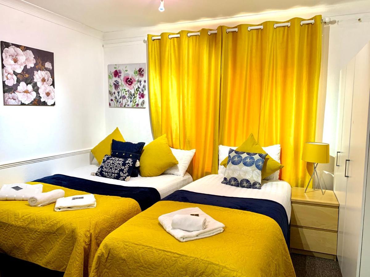 Spacious Excel 2 Bedrooms, Separate Reception, Kitchen, Full Апартаменты Лондон