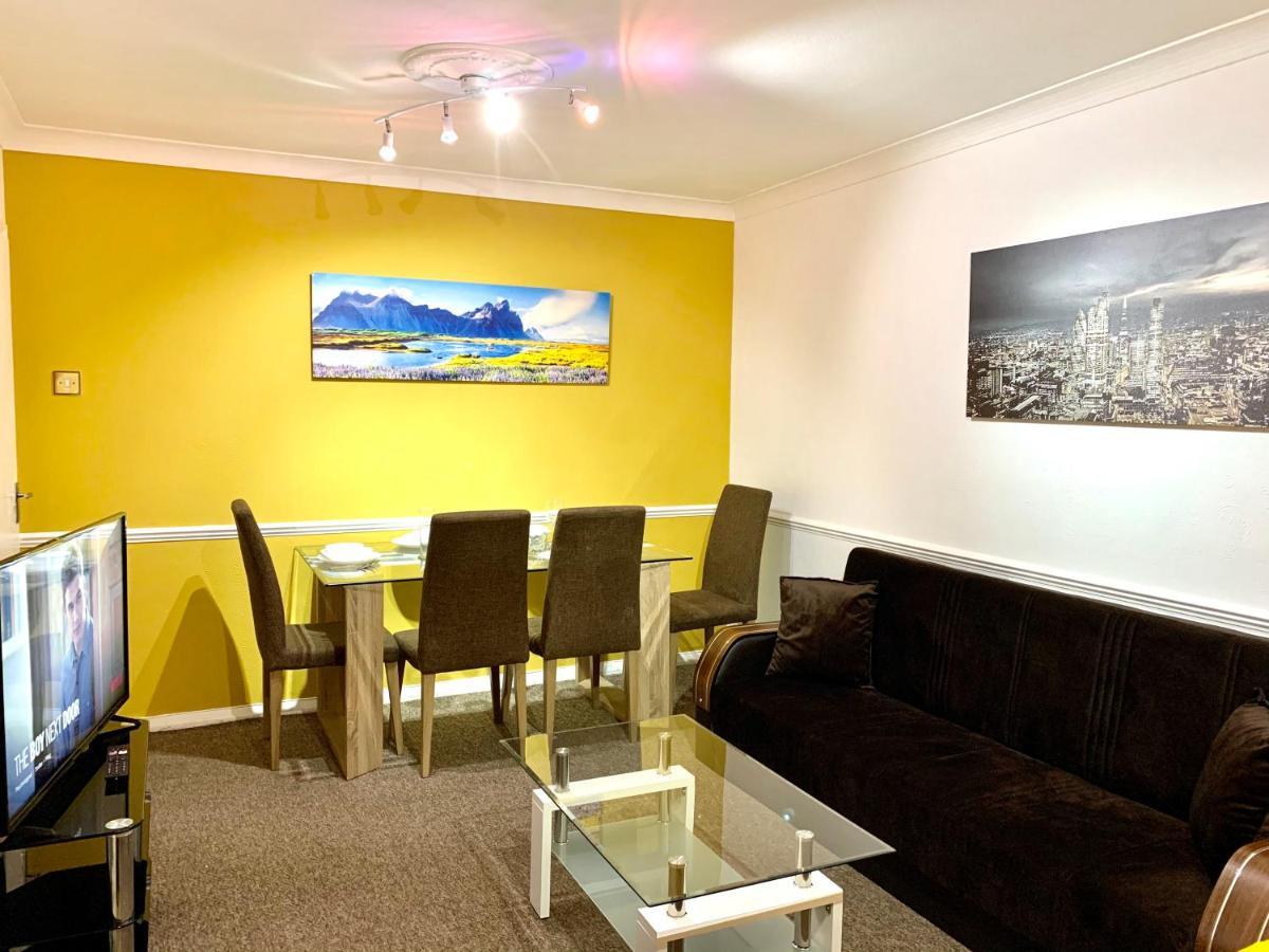 Апартаменты Spacious Excel 2 Bedrooms, Separate Reception, Kitchen, Full