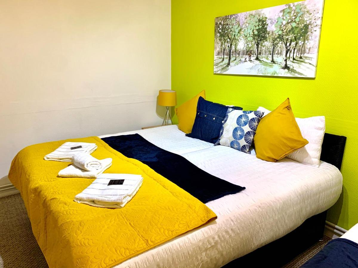 Spacious Excel 2 Bedrooms, Separate Reception, Kitchen, Full Апартаменты Лондон